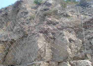 จุ่มร้อน Galvanized ป้องกัน Rockfall ยืดหยุ่นตาข่าย PVC รูปร่างหลุมเพชรเคลือบ