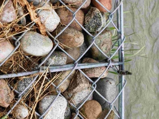 โลหะคาร์บอน สแตนเลสเหล็กกระปุก Chain Link Mesh Fence Diamond Pattern With Metal Round Post สายราง
