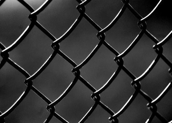 3.0 มิลลิเมตร แกลนไซด์ Chain Link รั้วสําหรับการรักษาความปลอดภัยทางการค้า บาสเกตบอล สนามเด็กเล่น