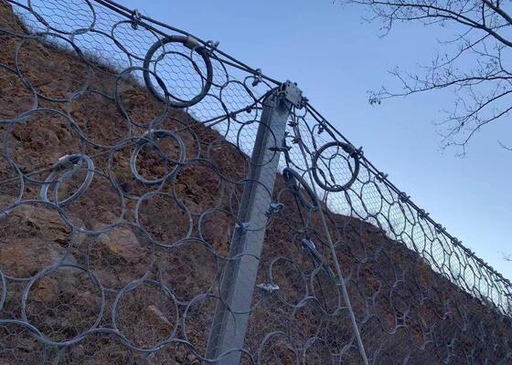 ตาข่ายป้องกันหินร่วงแบบยืดหยุ่นที่ให้โซลูชั่นการป้องกันเพื่อลดอันตรายจากหินร่วงบนทางลาดและถนน