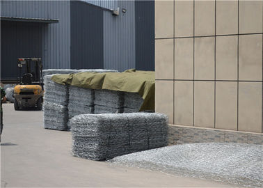 การเคลือบตามสั่ง ความแข็งแรงในการดึง 0.6m-0.9m ช่องสแควร์ สายเหล็กกระดาษ Gabion กรงกล่อง