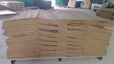 ทรายที่เต็มไปด้วยขั้วป้องกันทางทหารที่ทันสมัย ด้วยจีโอเท็กสไตล์สีน้ําตาล